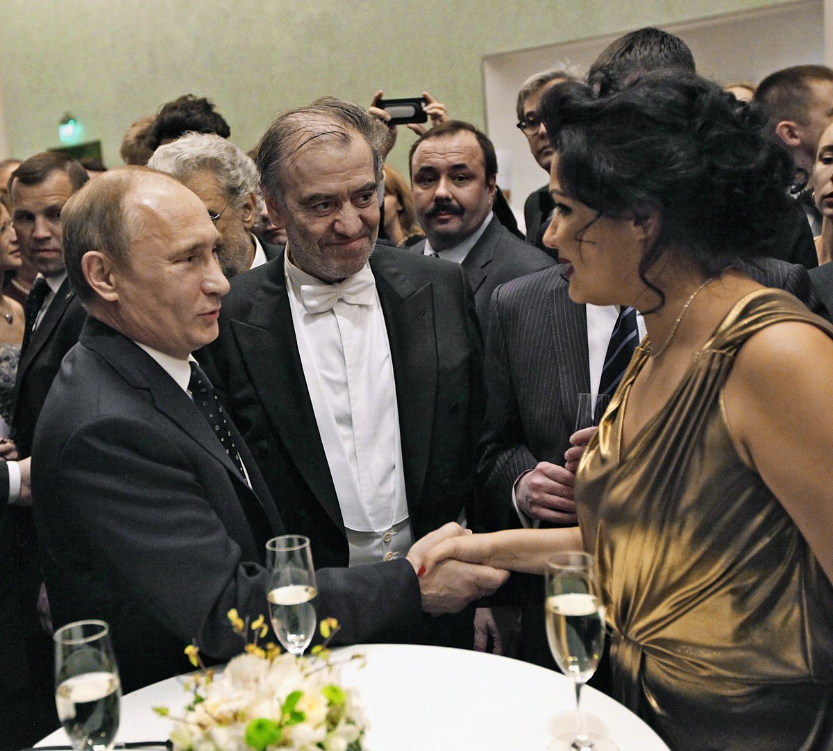 JordiMadd's tweet photo. La #topsoprano rusa y #stardiva @AnnaNetrebko se posiciona contra la invasión rusa en Ucrania 🇺🇦 pero puntualiza q nadie debería obligar a ningún artista a manifestarse políticamente en contra del régimen gubernamental de su país. De momento las RRSS de @ValeryGergiev on #silence https://t.co/YtRBXKqxko