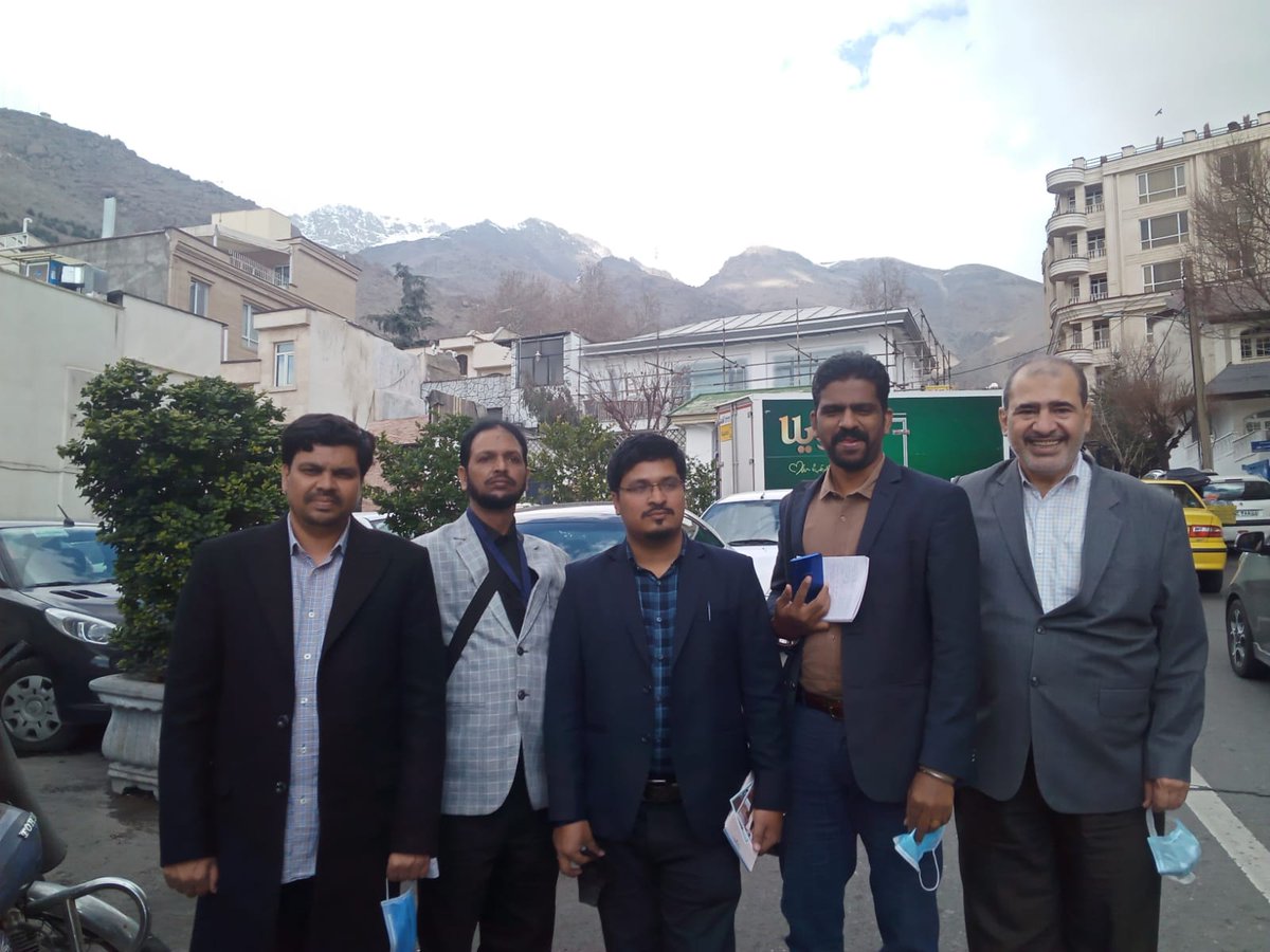 ShamsTabrezQ's tweet photo. رہبر انقلاب امام خمینی رحمہ اللہ نے تہران میں پہاڑ کے دامن میں ایک چھوٹے سے کمرے میں بیٹھ کر امریکہ اور پوری عالمی طاقتوں کے خلاف جنگ کی قیادت کی تھی، آج وفد کے ہمراہ دو کمرے پر مشتمل تاریخی مکان، مسجد اور یہاں موجود چھوٹے سے میوزیم  کو دیکھنے کا موقع ملا https://t.co/F020aMFfk3