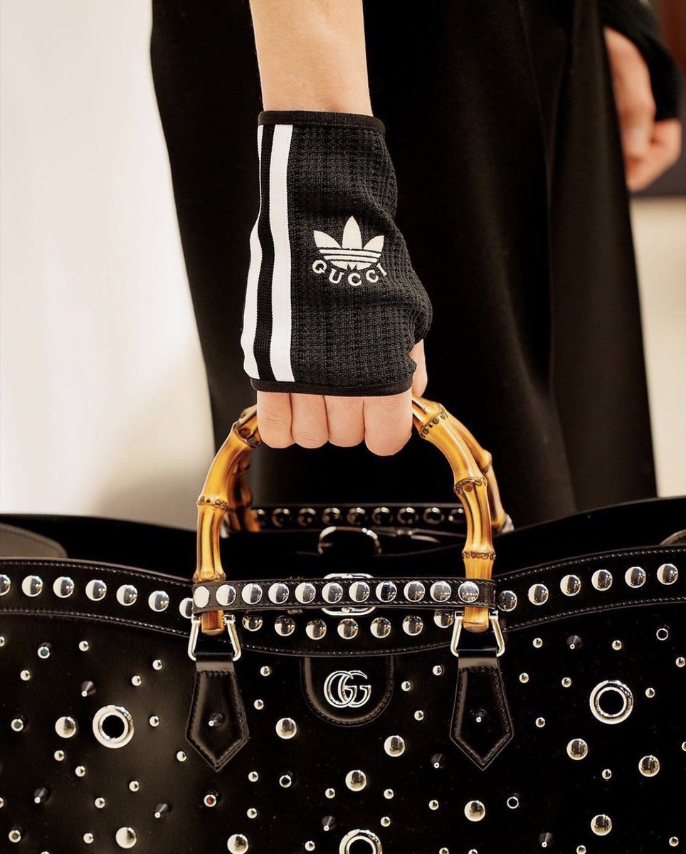 SabriKolod's tweet photo. Gucci y Adidas Originals lanzaron una nueva cápsula colaborando, donde mezclaron dos estilos totalmente diferentes y hasta fusionaron ambos logos. https://t.co/Ji82XpZ0EK