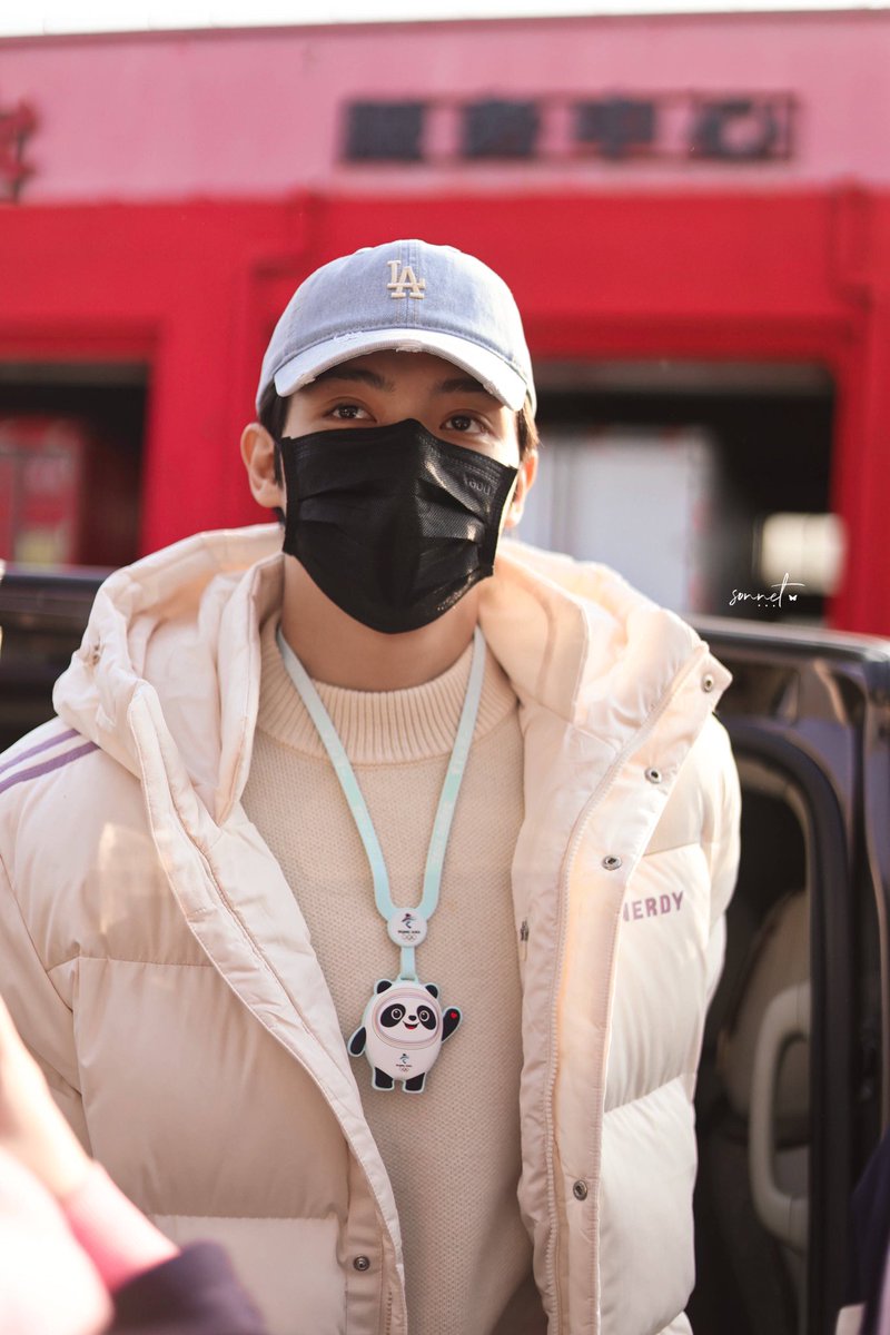 27/2 Off to work 🐼
© Sonnet·罗一舟
#LuoYizhou #罗一舟