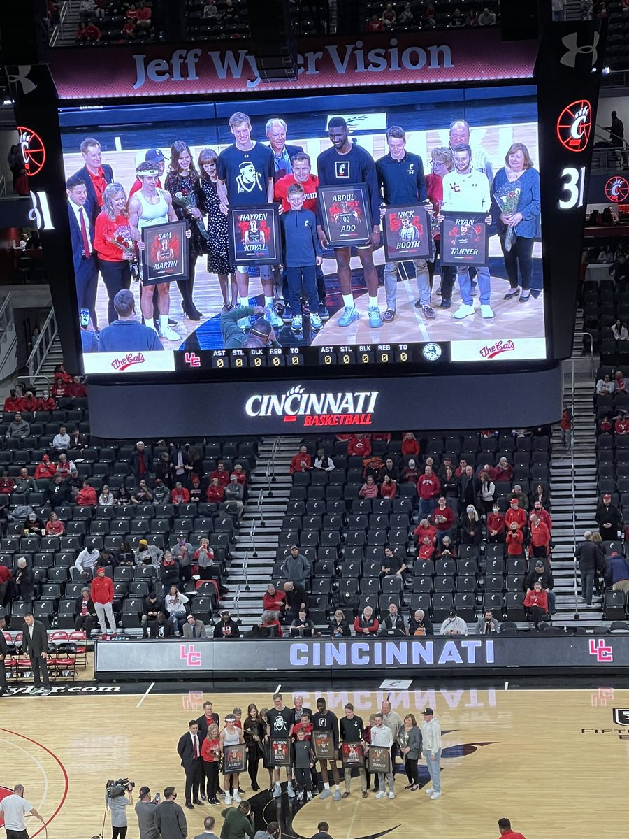 cpeltier007's tweet image. Thanks to the @GoBearcatsMBB Seniors!!   #WeWantSam