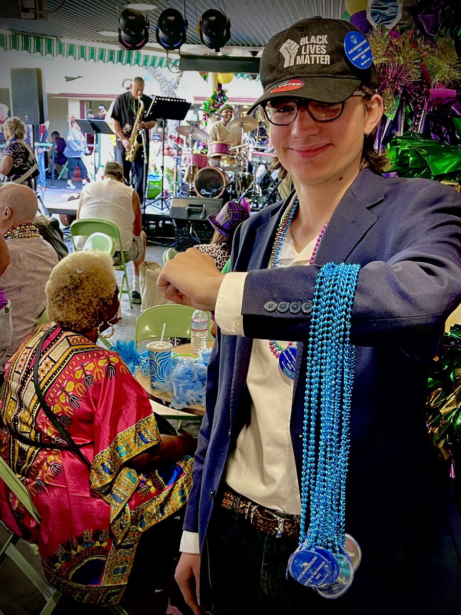 MayorAlexLA's tweet photo. If you want some #MayorAlex beads, come on down to #MardiGras2022 at the Farmers Market! We'll be here today and tomorrow, and you can sign to get a people-powered progressive campaign on the ballot. https://t.co/AQoNq5bYc2