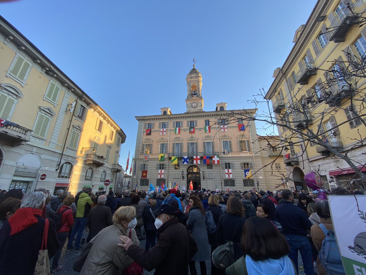 PCominetto's tweet photo. Ivrea manifestazione pro Ucraina contro l’invasore russo🇺🇦❤️🇺🇦 https://t.co/Va5FKjmuTZ