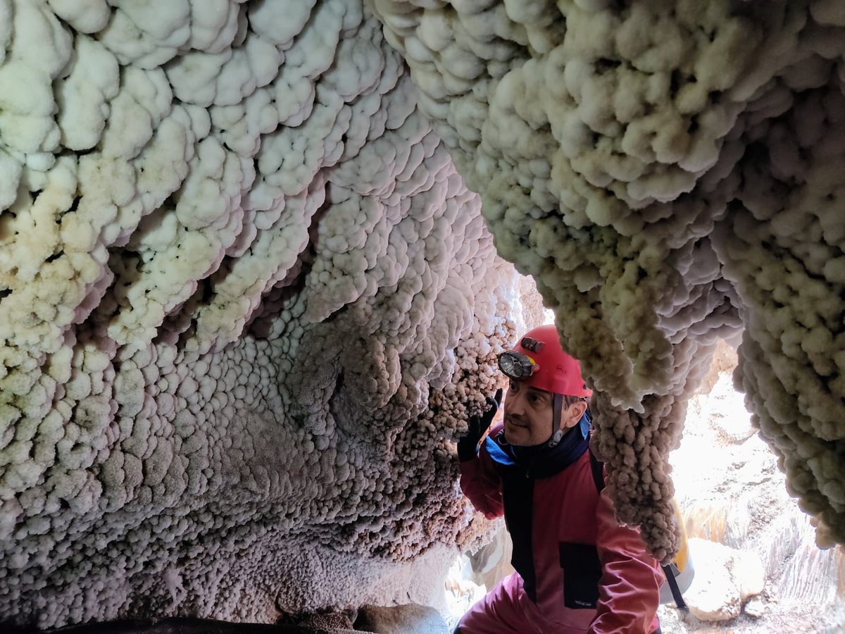 Avui hem explorat el Sistema salí, Forat Micó a la muntanya de sal de Cardona de gran interés geològic.
#Santfeliudellobregat
<a href="/Geoparc/">Geoparc Catalunya Central</a>Origen
@Geoparc
<a href="/ateneusf/">Ateneu Santfeliuenc</a> 
<a href="/espeleocat/">Federació Catalana d'Espeleologia</a>