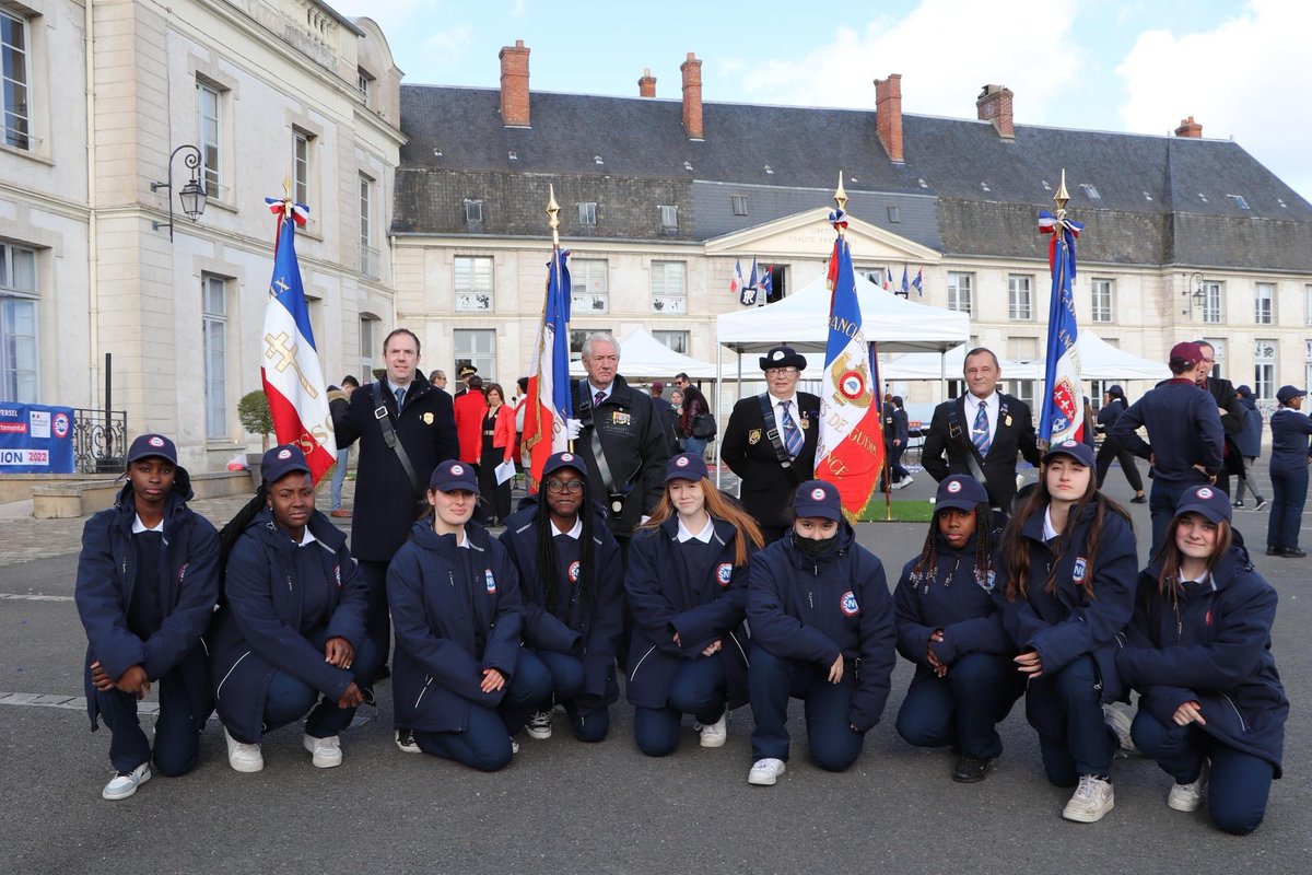 🇫🇷 CLÔTURE SNU DOURDAN 🇫🇷

Très belle cérémonie de clôture réalisée devant l’hôtel de ville de Dourdan par les jeunes du SNU. 

Bravo à tous pour votre mobilisation ! #snu #Dourdan
