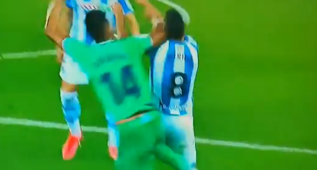 CuentaMister's tweet photo. Alguien en España debería explicar cómo se han perdonado tantas tarjetas rojas a Casemiro, que siendo un sospechoso habitual, sigue haciendo todo tipo de entradas sin que haya roja ni del árbitro principal, ni del VAR... ¿cuántas rojas le han perdonado? ¿más que a Ramos ya? https://t.co/zk9FU9si10