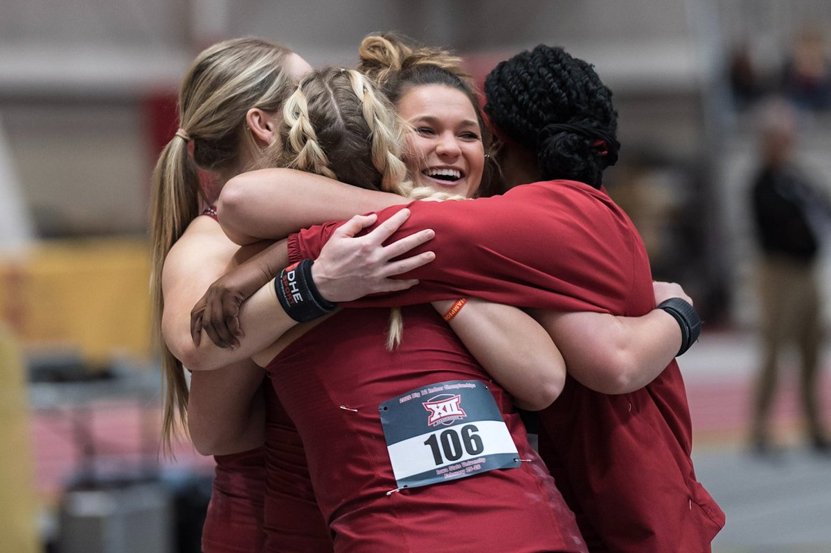OU_Track's tweet photo. That feeling when your team has 𝙛𝙤𝙪𝙧 𝙥𝙤𝙙𝙞𝙪𝙢 𝙛𝙞𝙣𝙞𝙨𝙝𝙚𝙨! 

1⃣st: Payden Montana 56-8 (17.27m)
3⃣rd: @faith_ette 52-10.75 (16.12m) - Season Best!
6⃣th: @low_paige PR 51-5 (15.67m)
7⃣th: @LaurenMJones19 51-3.5 (15.63)

#BoomerSooner ☝️💨 https://t.co/rbxwQ5pIrq