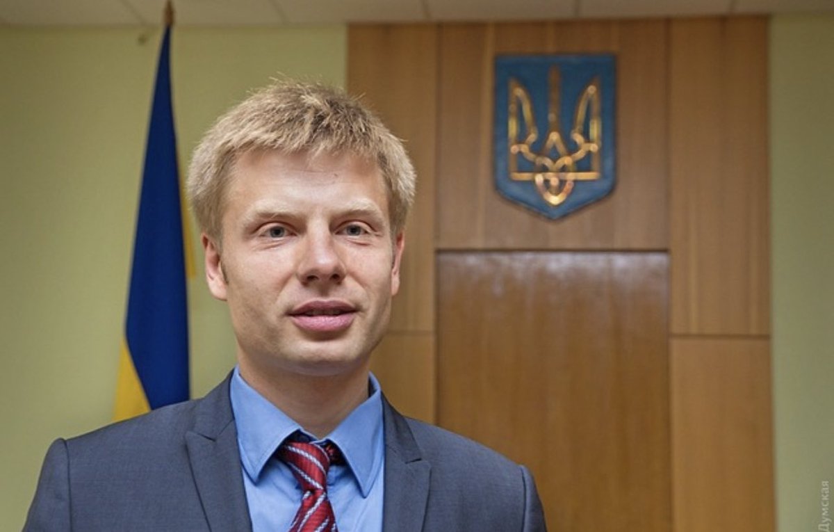Вот эту нелюдь, не судить надо. Его четвертовать мало…