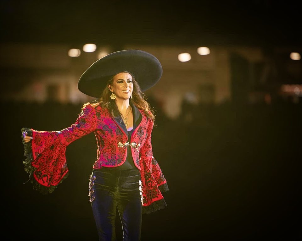 EdithMarquezL's tweet photo. Mazatlán muchas gracias por su cariño, me cargaron la pila !! No me he ido y ya quiero volver !! Los amo !!💜💜💜💜💜💜💜💜 https://t.co/CgR5Df6aEt