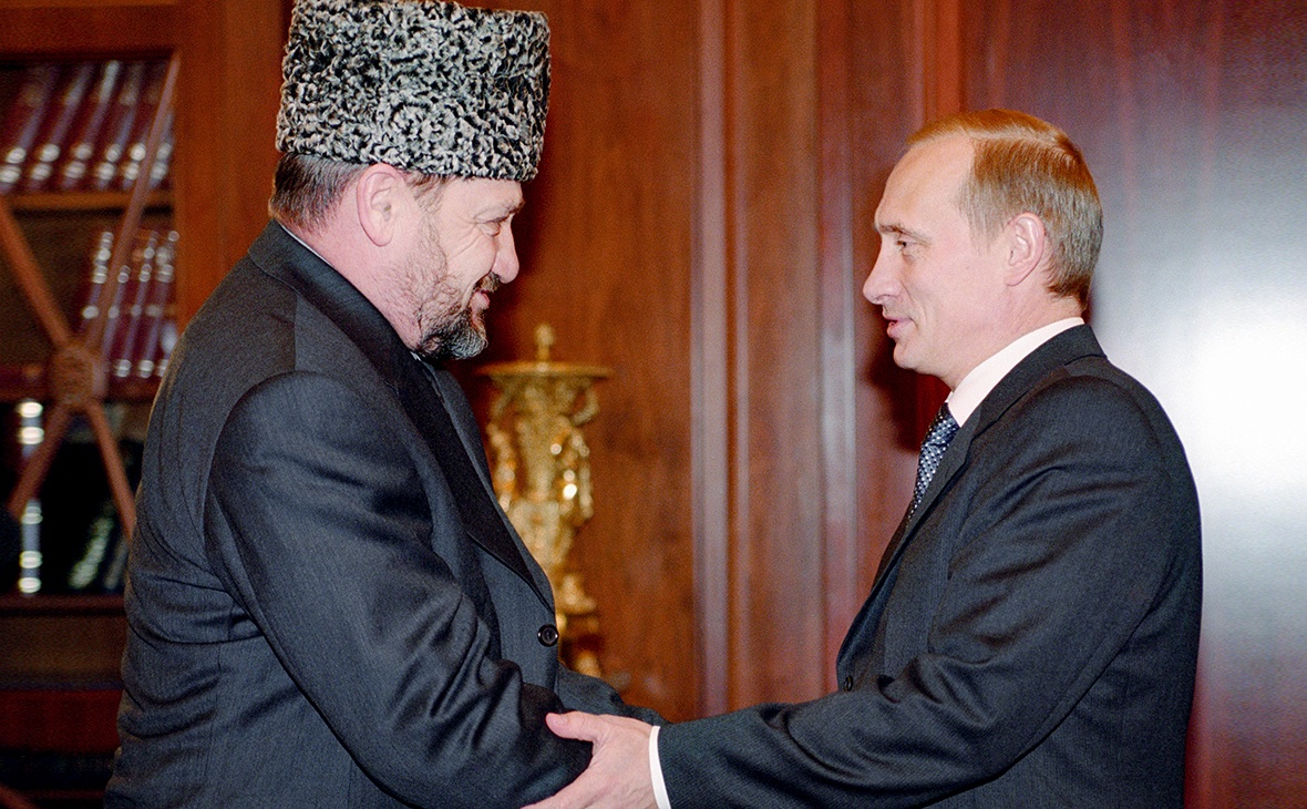 A few members of Chechen establishment switched to the Russians. Including Ahmad Kadyrov. So Putin appointed him as new president of Chechnya. Largely because he was a cleric and had no troops of his own. Thus he seemed to be more dependent than some warlord with a personal army