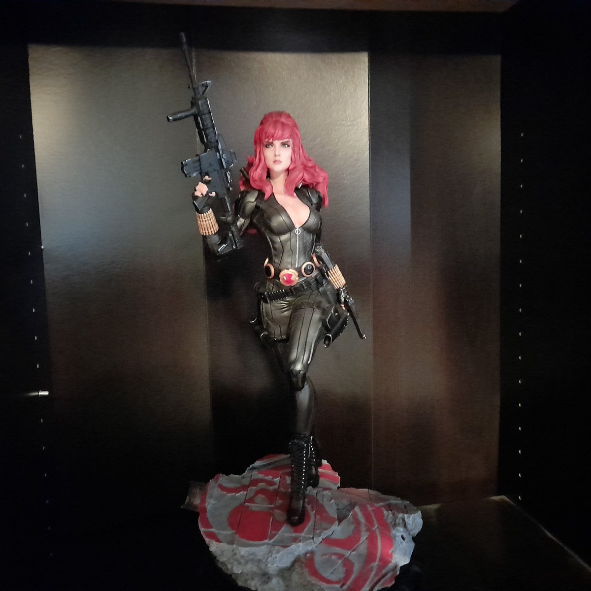 fallingaway164's tweet photo. i've been collecting some statues/figures the last year and have to say this custom black widow is defiantly my fave. https://t.co/tU7qOehdN2