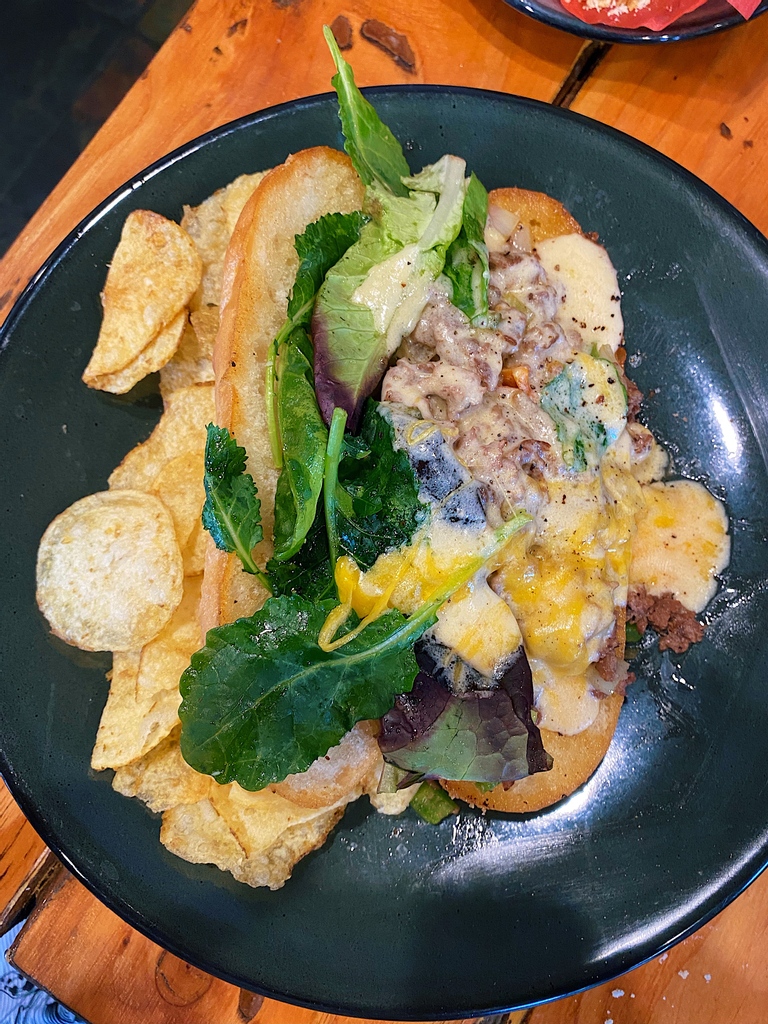 Have you tried one of our sandwiches before? If not, we recommend the KT Philly Sandwich! Made with ribeye, peppers, caramelized onions, jalapeño cheese sauce, on a toasted hoagie roll served with kettle chips 🍽️

#KitchenTable #VegasBrunchSpots #LetsBrunch #BreakfastFoods