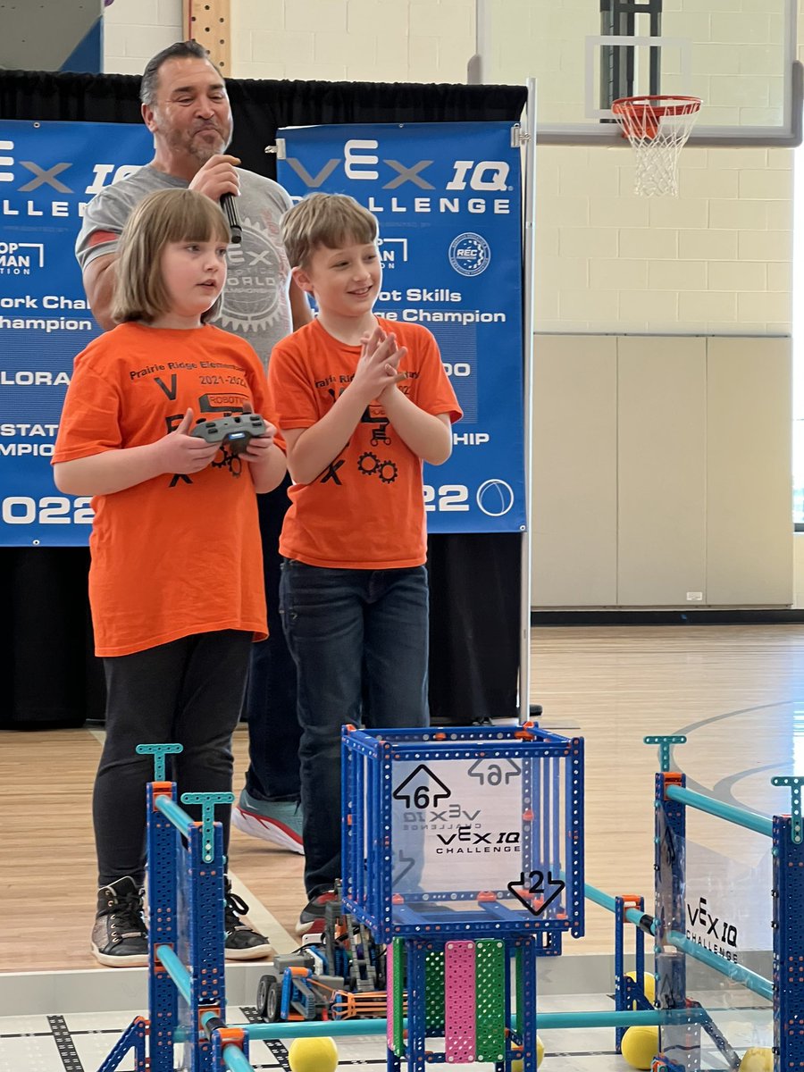 JenOlsenSVVSD's tweet photo. After lunch @PrairieRidgeES the Thunder Wolves are ready to compete with a team from Craig, CO! We’re all having a great time at @SHPK8! #stvrainstorm #fredericklearns https://t.co/gDVWWna5ne