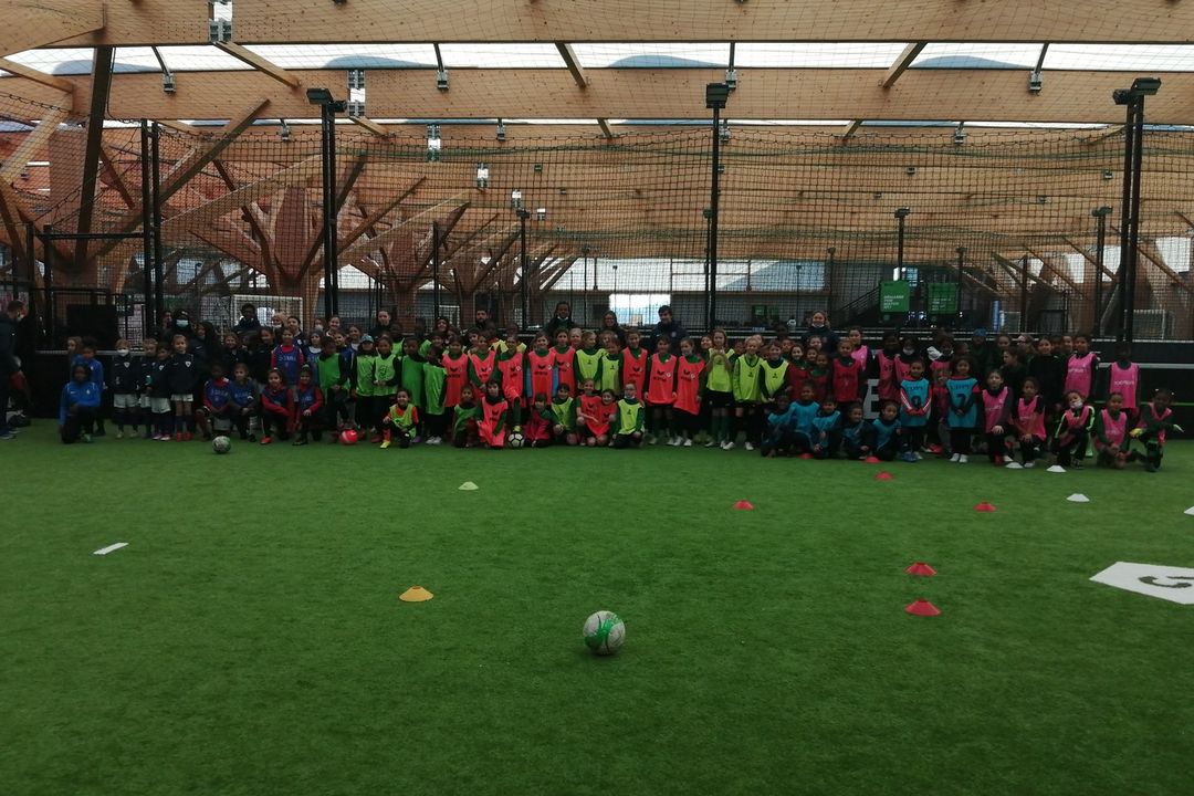 lestalentsdu18's tweet photo. ⚽Parisiennes ô Foot
4è édition du camp de foot féminin à @lefivefc #Paris18 avec 108 filles venant de 12 clubs du District de Paris.
@EsParisienne et @Graines_de_foot les 2 assos du 18è présentes au camp avec leurs footeuses.
Crédit : @D75foot
#paris #footfeminin #lefivefc https://t.co/MXk3Fa3K2F