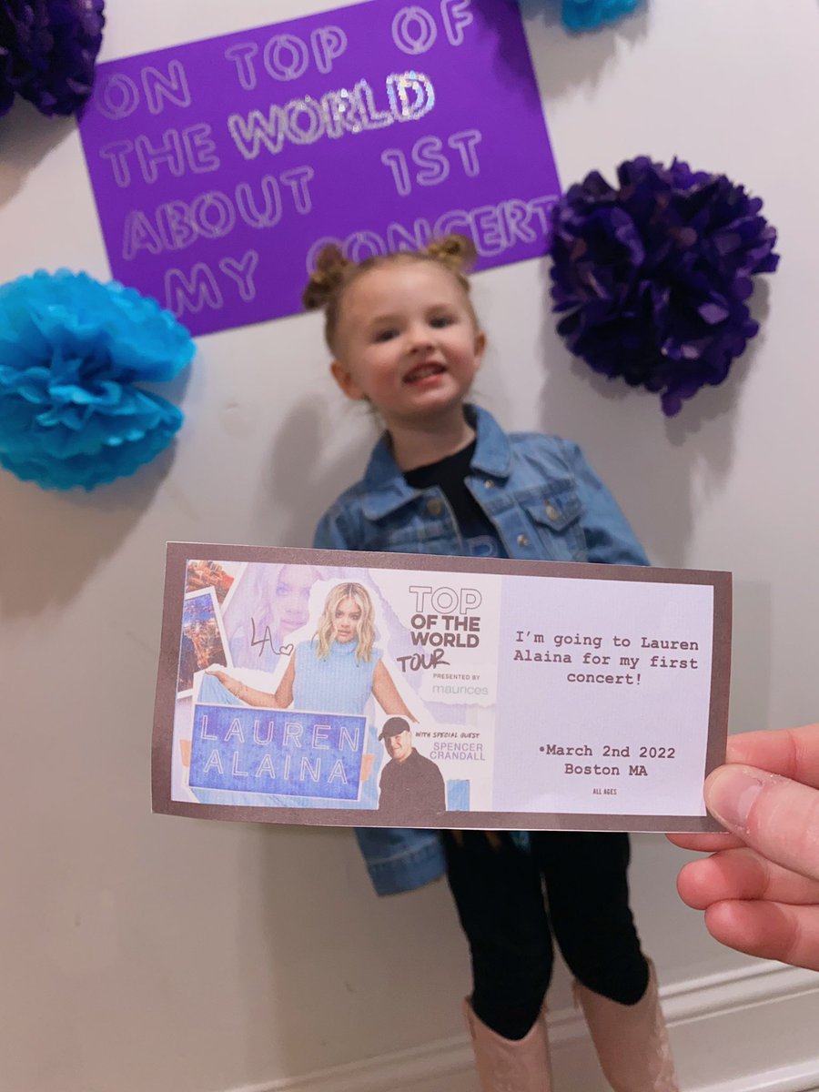 casssnapp's tweet photo. see ya for her 3rd birthday on wed in Boston:)) @Lauren_Alaina https://t.co/En1tIKRBdB