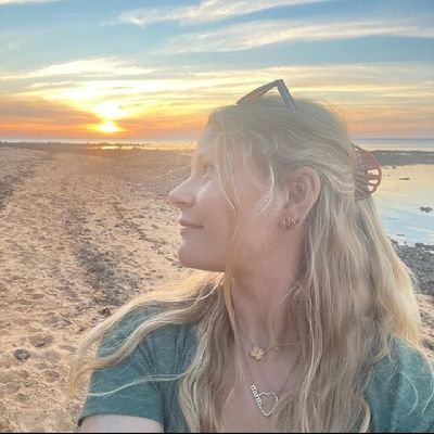 xbooksbeauty's tweet photo. #NewLayout 🏖️
"These are fast times and fast nights, yeah
No time for rewrites, we couldn't help it
Outlines on bed sides, yeah
Give me a second to forget I ever really meant it" 
(@IMakeGxld) 🧡 https://t.co/g2T6ErNTPK