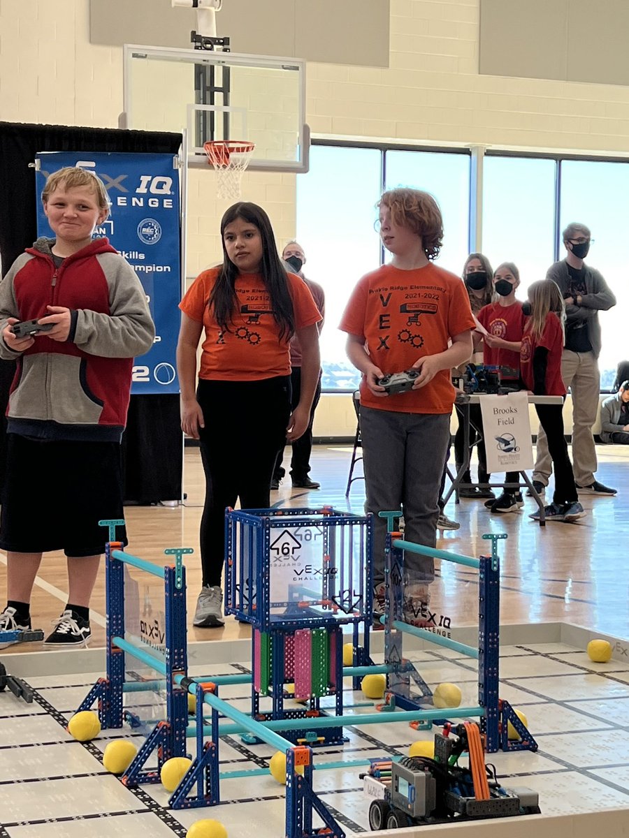 JenOlsenSVVSD's tweet photo. Rocking Robots from @PrairieRidgeES flung 3 balls at our state competition @SHPK8!  #stvrainstorm #fredericklearns #collaboration https://t.co/viCr1Zo8d4