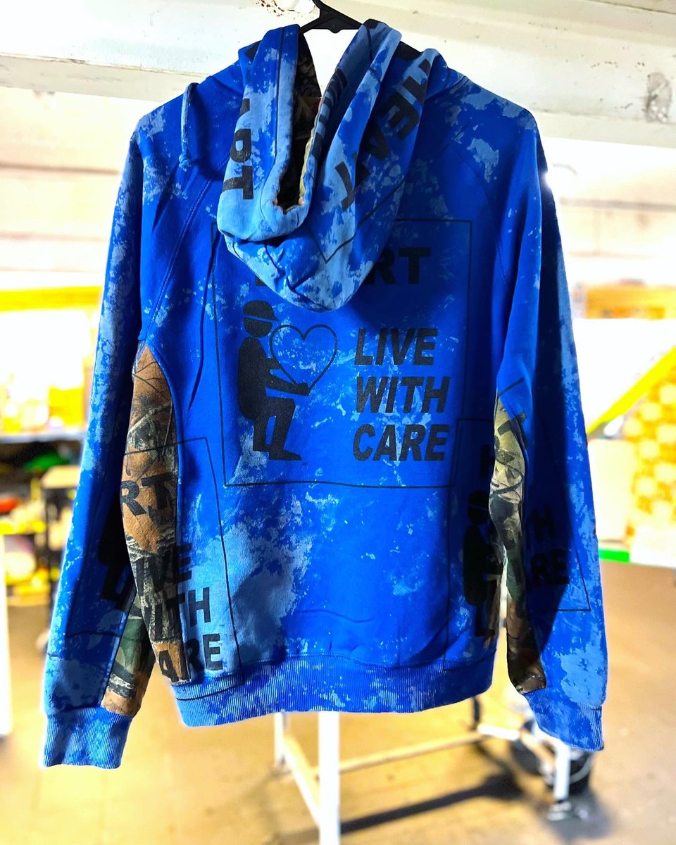 realsnowmilk's tweet photo. NEW DROP 🔥 A positive art spin on the 'Heavy Lift With Care Sticker' Only 6 Pieces Made!! 1 Jacket, 1 Hoodie, 3 Sweatshirts, 1 Long Sleeve. All 1 of 1's! You don't want to miss this: https://t.co/cPB70I0z4m #snowmilk #textsells #newdrop #fashion #fashiondesign #fashiondesigner https://t.co/pnUyOrlnfd
