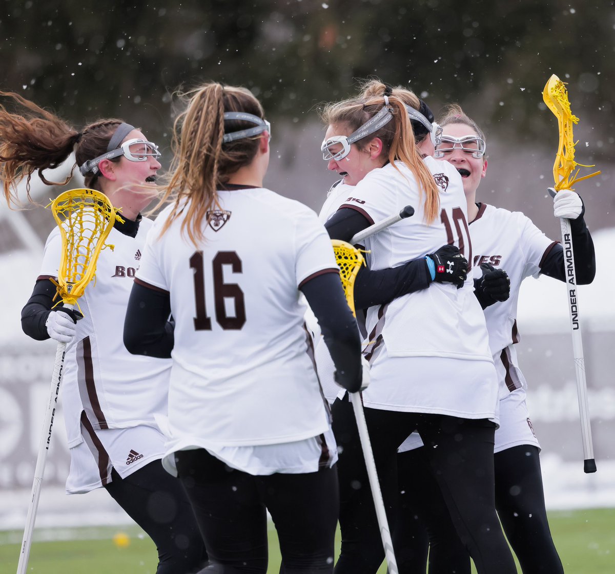 On the board ‼️

Kaitlyn Rokitka finds the back of the net on the free position. 

Colgate leads 2-1 with 4:15 left in the first.