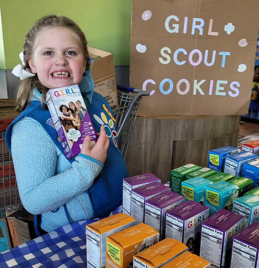 meranduh's tweet photo. Calliope's troop buddies are sick today, so we're holding down a two hour booth at Kroger on Olio solo. This is our last booth of the year so she's going out with a bang! She's doing great so far. #girlscouts #daisyscouts #girlscoutcookie #girlscoutcooki… https://t.co/1P4cNjHzy7 https://t.co/U2eUCYvOFJ