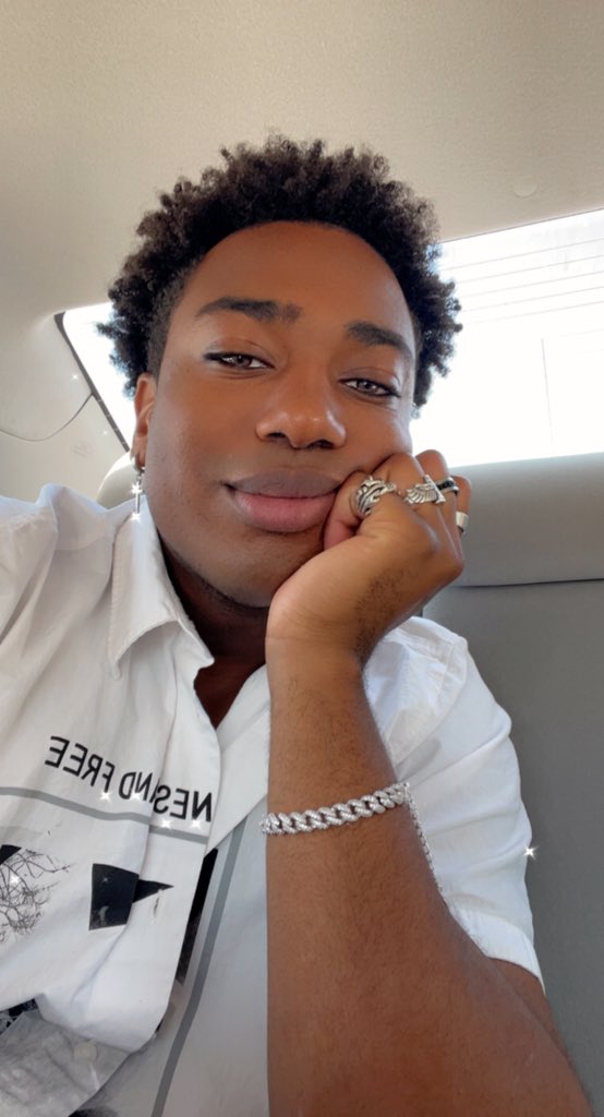 sturnxdjo's tweet photo. HAPPY SATURDAY BUBS<33
hope are having the best day ever and hope everyone's safe out there love u lots,remember that 🥰💜
#keepingupwithkevin #kuwk #bubsnation https://t.co/bWAU8fMKgy