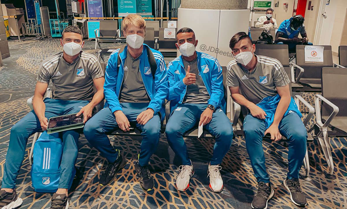 JDBeetar's tweet photo. ¡AVANZADA AZUL! Ⓜ️

A esta hora viaja el equipo titular de Millonarios (10 jugadores) rumbo a Río de Janeiro para el partido de vuelta ante Fluminense ✈️🇧🇷 https://t.co/oygU5ZPkfR