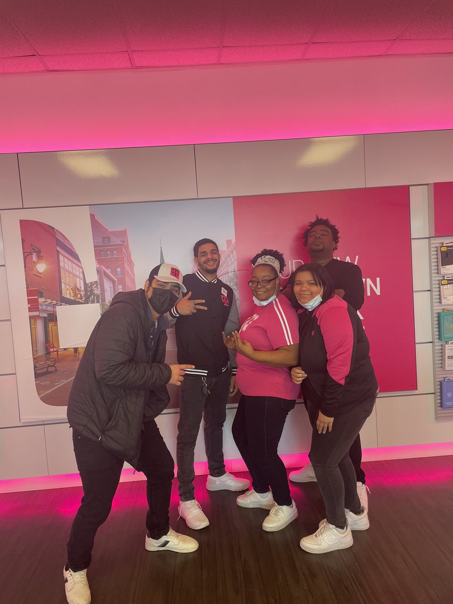 sergio97877245's tweet photo. Team forsyth!! Top 20% nationally! With a new leader in his first month!!  Awesome visit on s22 launch weekend!! @Wireless4TCC @dannysoro @BrettKennedyTCC @TCCMobile @prtopazTCC @jaymaliktcc @LMCrockett https://t.co/XuXlPuAYbv