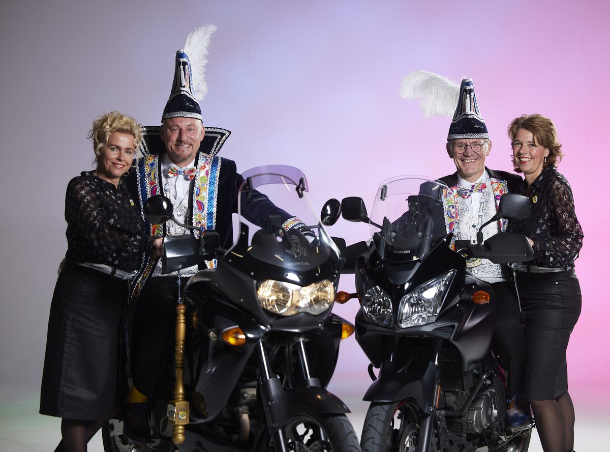 <a href="/CVdeKroegtijger/">C.V. De Kroegtijgers</a> <a href="/CvHetPeleton/">Cv Het Peleton</a> <a href="/CV_Peuveresch/">CV De Peuveresch</a> De Pappot is los! De Hoogheden van CV De Papsleef'n zijn Prins Ben IV (Bernds) en Adjudant Gerard (Velthuis)! De lijfspreuk van onze Hoogheden is... "Wij Papsleef’n, met mekaar vuur mekaar"