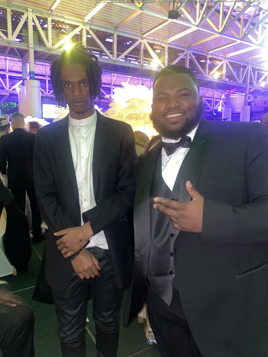 tevione's tweet photo. 2022 Zulu Ball was good to me 💯🍾🖤💛 https://t.co/vzeYFTRRPp