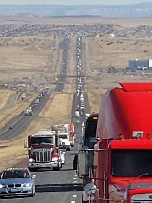 AntqhavnHanco1's tweet photo. This picture was taken from Mike Landis' mirror - lead truck- just before Albuquerque. ❤️🇺🇲 #ThePeoplesConvoy https://t.co/WFQ8KqEagO