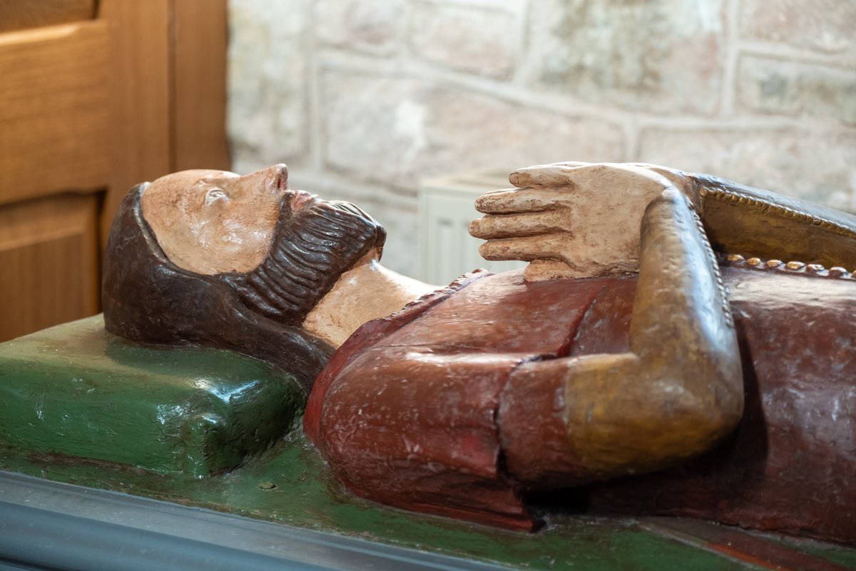 JPG_1969's tweet photo. Nice bollock dagger too! Walter de Helyon c1350. #muchmarcle #effigy #oak #gesso #c14th https://t.co/XyEbW7Hev8