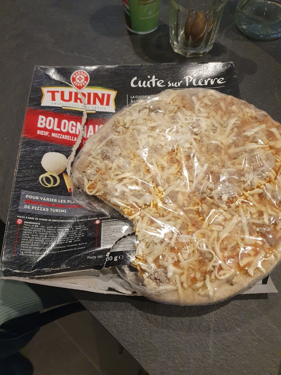 evollant's tweet photo. #Leclerc tu sors d'un match de hand, tu veux finir sur une pizza et tu découvre ça. Bizarre quelqu'un à manger un morceau https://t.co/ZCOg0m9n1F