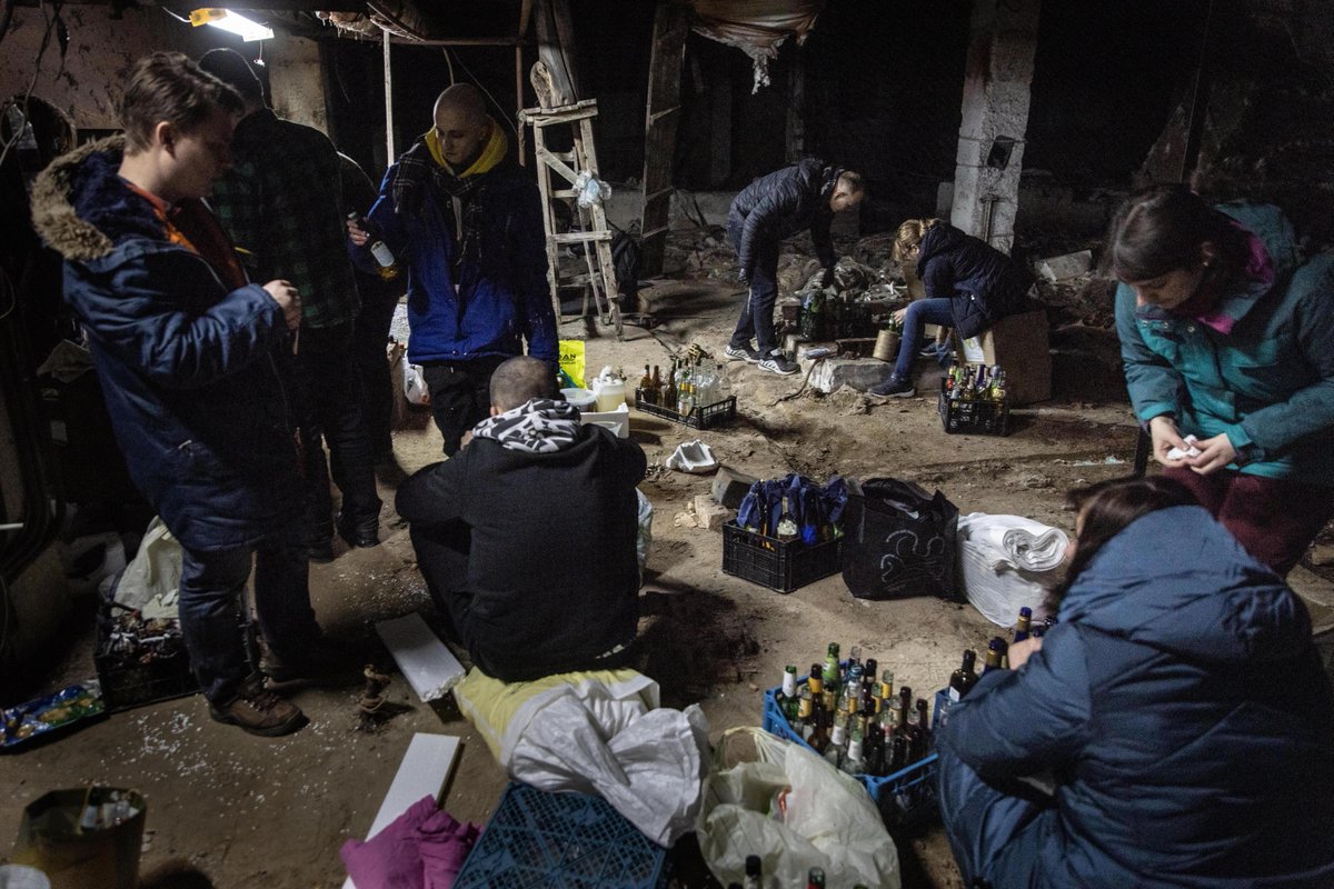 Volunteers work to make Molotov cocktails in the basement of a bomb shelter on Saturday in Kyiv, Ukraine. cbsn.ws/3plFfBf

📸: Chris McGrath/Getty Image