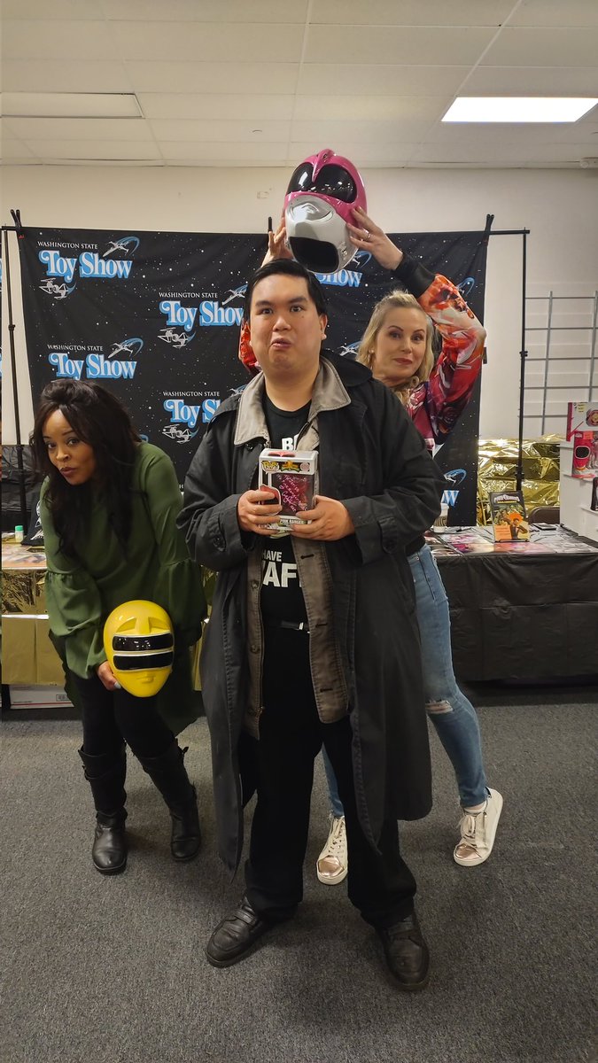 jericollage70's tweet photo. Today I got to meet The Pink & Yellow Rangers, @CatherineSuth11 & @nakiaburrise! Thank you so much Catherine & Nakia you two are AWESOME & @RentonCityRetro! I'll Definitely check out Power Rangers Playback! #PowerRangers #PinkRanger #YellowRanger #RentonCityRetro #ItsMorphinTine https://t.co/TTe1WdCUOM