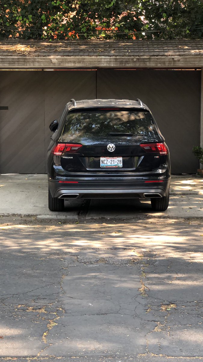 Estimados <a href="/OVIALCDMX/">OVIAL_SSCCDMX</a> <a href="/UCS_GCDMX/">Unidad de Contacto del Secretario SSC CDMX</a> , nos podrían ayudar a bajar este coche de la banqueta en Sierra Fría 410, Lomas de Chapultepec, 11000, Miguel Hidalgo. Muchas gracias