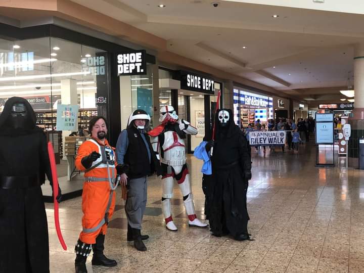Bloodfin's tweet photo. This morning the Dathomir Squad of the Bloodfin Garrison teamed up with Rebel Legion Mos Espa Base for the 30th Annual Riley Walk.
#starwarsindiana #501st #MosEspaBase #rebellegion #dathomirsquad #rileychildrenshospital https://t.co/bn6baTBJ7L