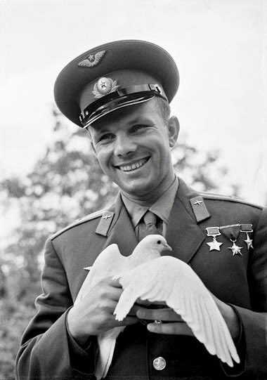 “Al mirar la Tierra desde lejos te das cuenta de que es demasiado pequeña para el conflicto y lo suficientemente grande para la cooperación.”

Yuri Gagarin (1934-1968)