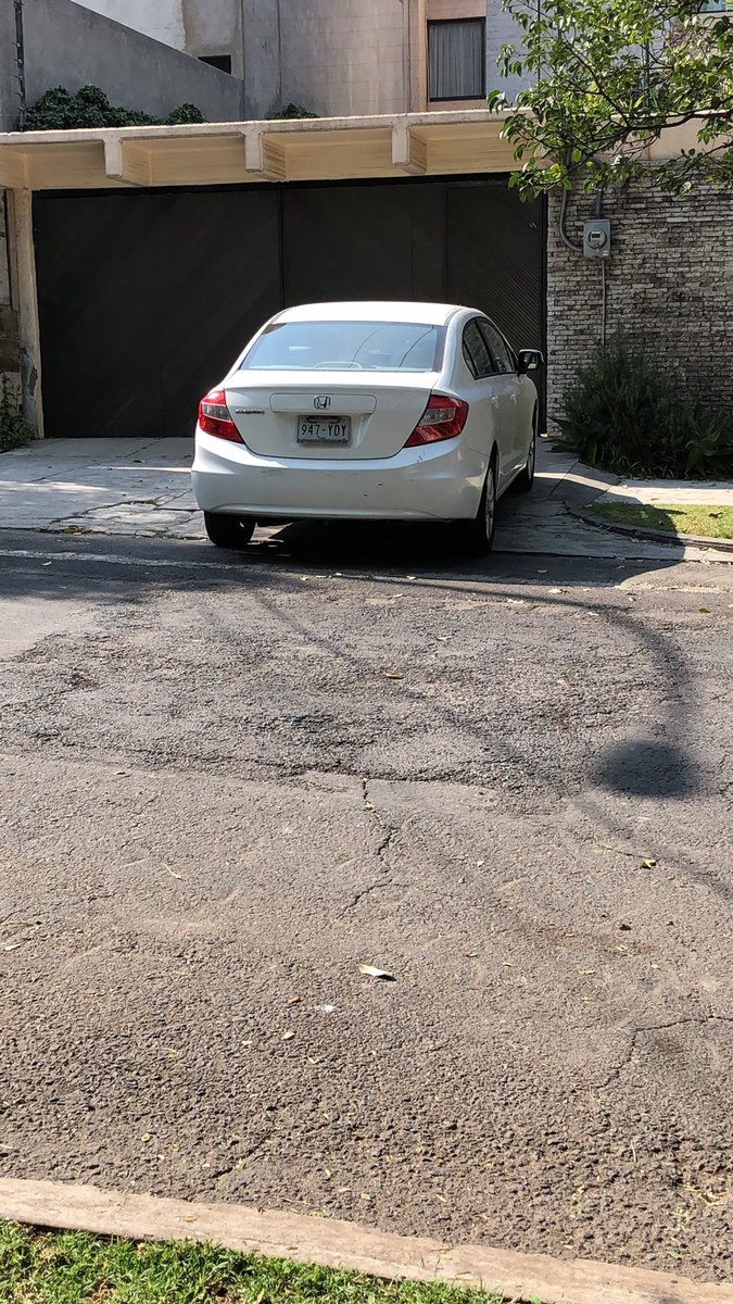 Estimados <a href="/UCS_GCDMX/">Unidad de Contacto del Secretario SSC CDMX</a> <a href="/OVIALCDMX/">OVIAL_SSCCDMX</a> , nos podrían ayudar a bajar este coche de la banqueta por favor en Sierra Fría 455, Lomas de Chapultepec, 11000, Miguel Hidalgo. De antemano gracias!