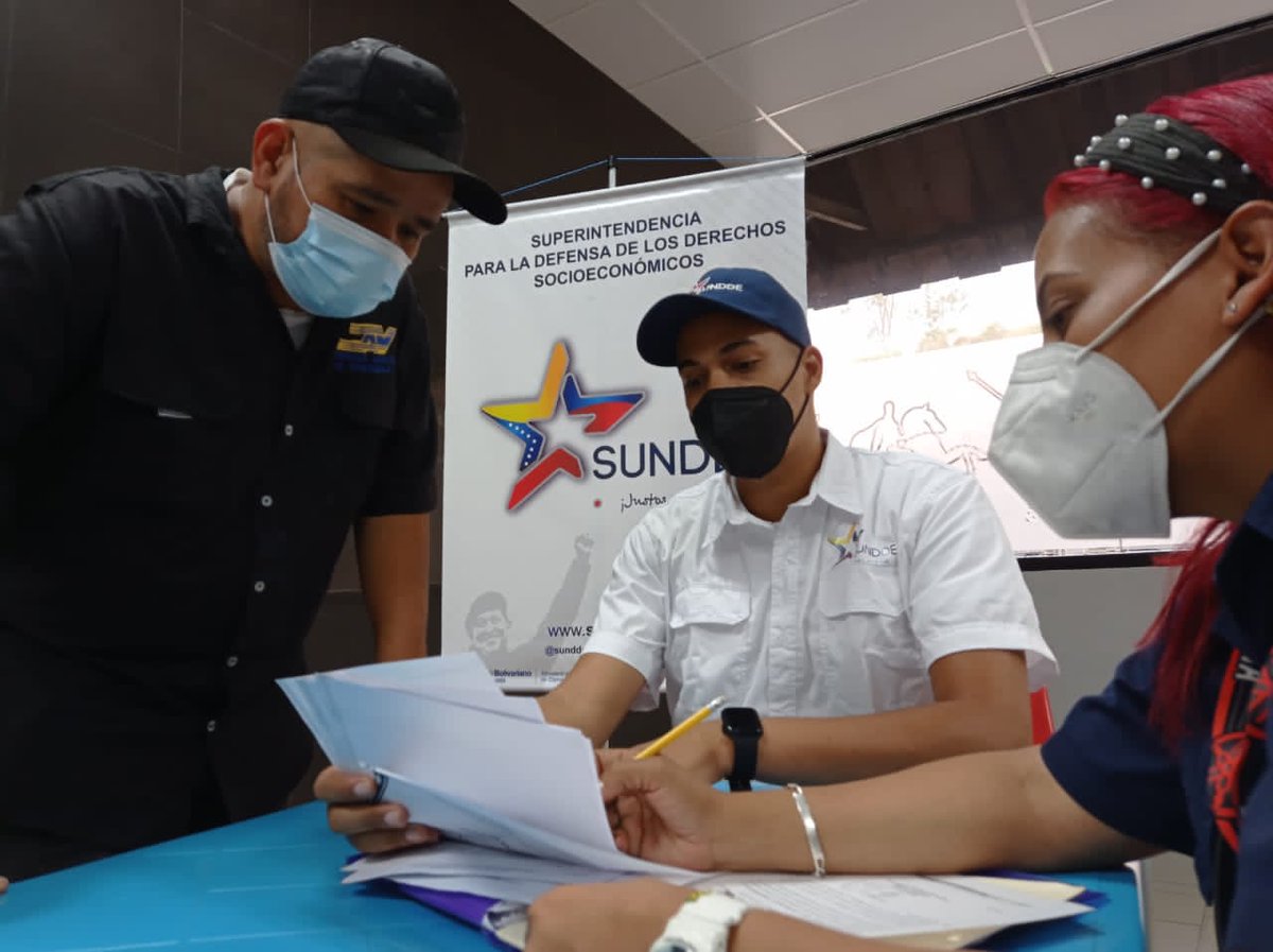 DhelizAlvarez's tweet photo. Los servidores públicos estarán verificando que los comerciantes cuenten con las modalidades de pago en Bolívar Digital, especialmente, cuando se trata de dar vuelto, también, que cumplan con la Tasa Oficial Cambiaria establecida por el @BCV_ORG_VE.

#VenezuelaViveElCarnaval https://t.co/uTw5gITxpf
