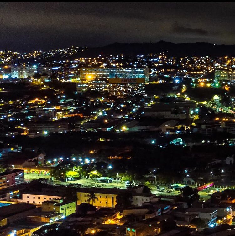 FtValentinaJM's tweet photo. Panorámica de Caracas, Catia de noche
📸 by @chaquetica 

https://t.co/vUShKt0Yen
#Caracas #Catia #AltaVista #RupertoLugo #23deEnero #LosFlores https://t.co/5ASTkOSZkJ