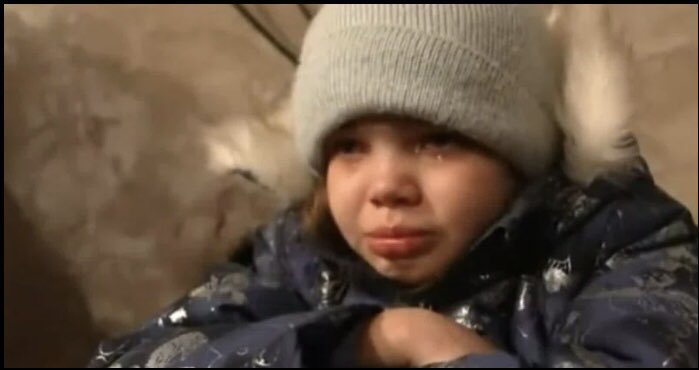 #Ukrania Hırslarınız yerin dibine girsin. Şu yavrucağızın gözünden akan yaşlara    nasıl kalbiniz dayanıyor?