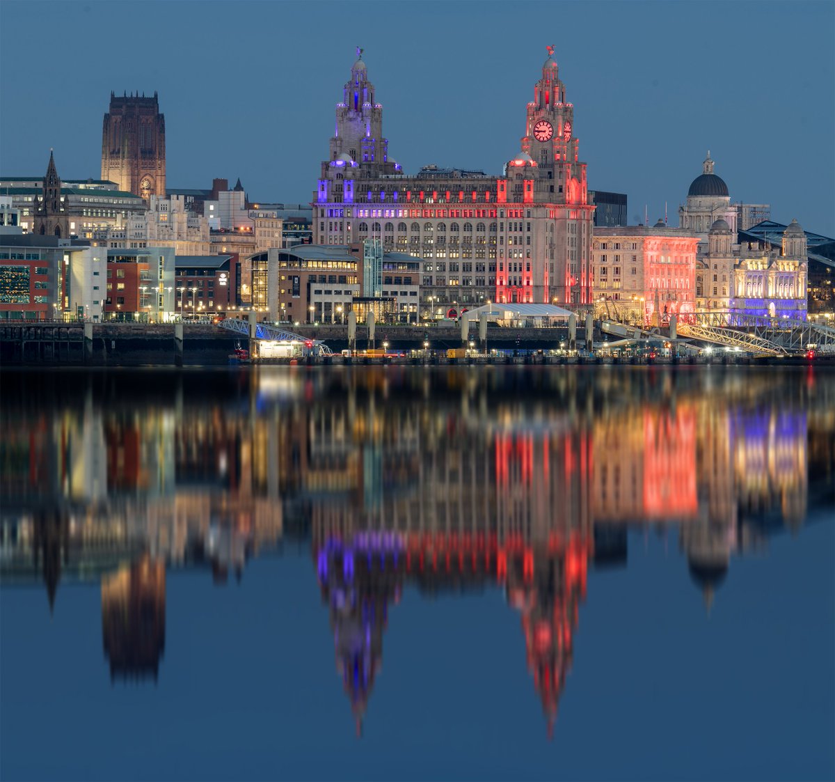 The iconic world famous #Liverpool waterfront. Good night folks👍
