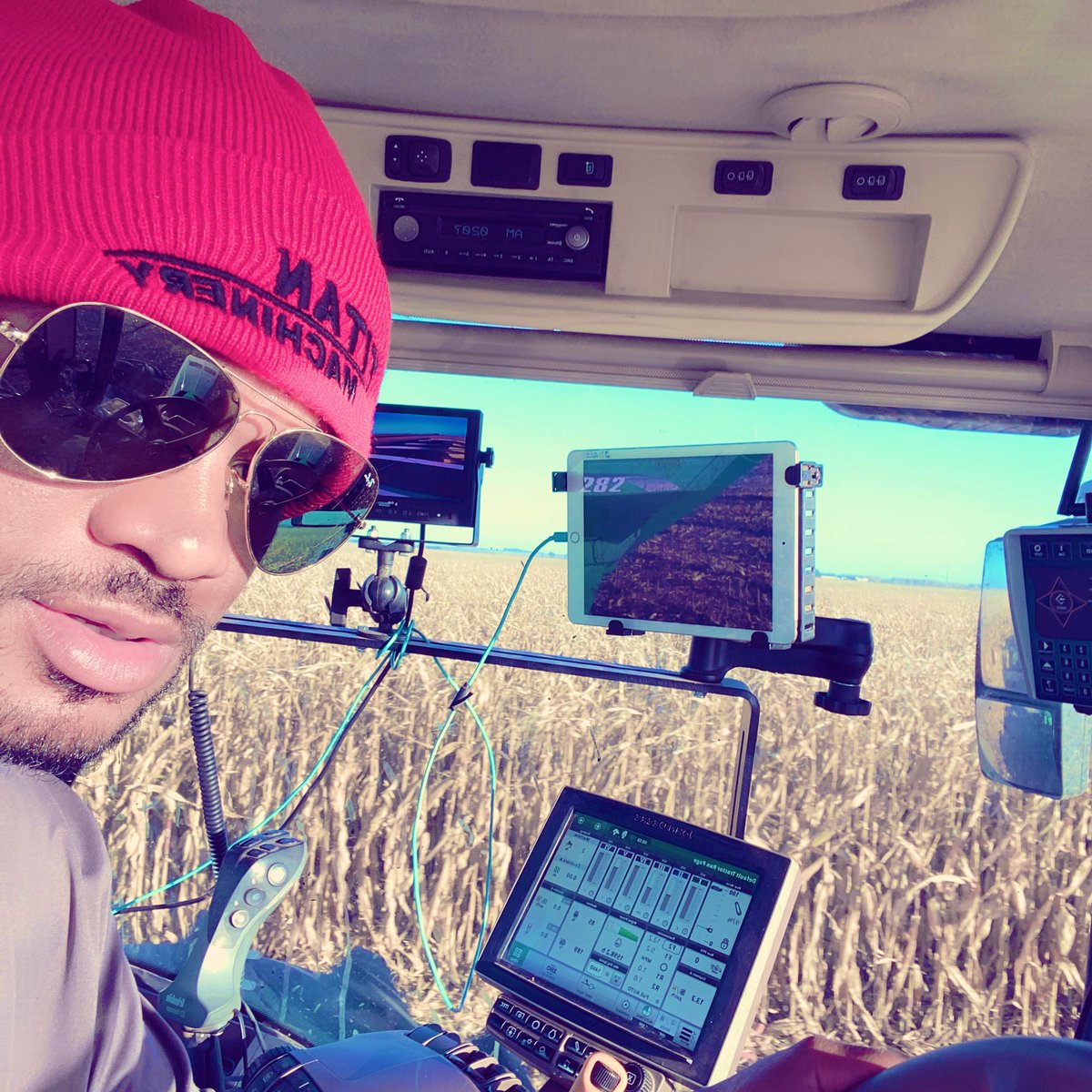 meotech1's tweet photo. Yo pap ka bay nou tout zam!🌽🌽🌽🌽🌽🌽🌽🌽🌽 2022 an ba nou opotinite pou nou kreye ansanm! Inove ansanm! Mete tet ansanm! Fòk nou komanse kreye Bank 🏦 pa nou nan kominote pa nou! Lehr konsa nou envesti nan nou chak! Yo pap di nou sa nan université yo👀🧑🏿‍🌾🌽🔥🔥 https://t.co/ECDwxT3I6H