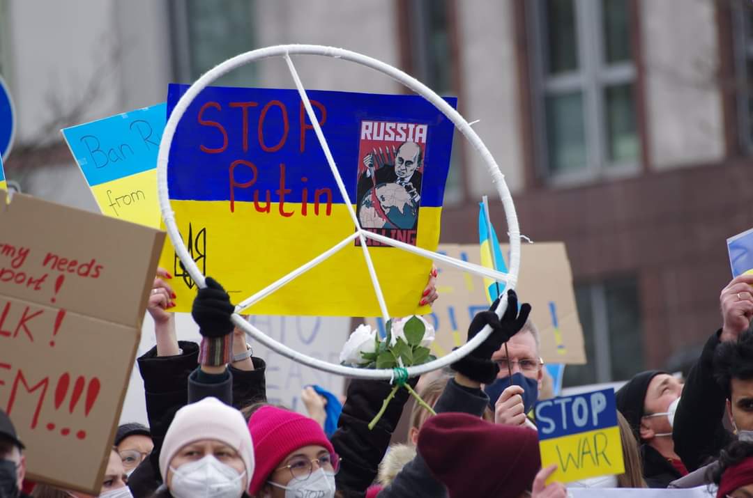 alexus_75's tweet photo. #Stuttgart #StandWithUkraine #Ukraine #WARINUKRAINE 26.02.2022 https://t.co/hCqfEc9eJz