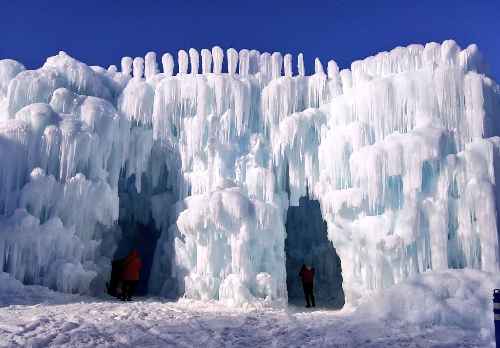 wineandhistory's tweet photo. What do you do for fun in Minnesota in the winter?! Go to the ice castle!! It was painfully cold that day so just a reminder to wear all the layers! #icecastle #ice #Winter #Minnesota #reallycold https://t.co/GLFeetKg3O