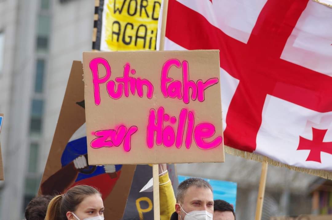 alexus_75's tweet photo. #Stuttgart #StandWithUkraine #Ukraine #WARINUKRAINE 26.02.2022 https://t.co/gCQRTamQ0S