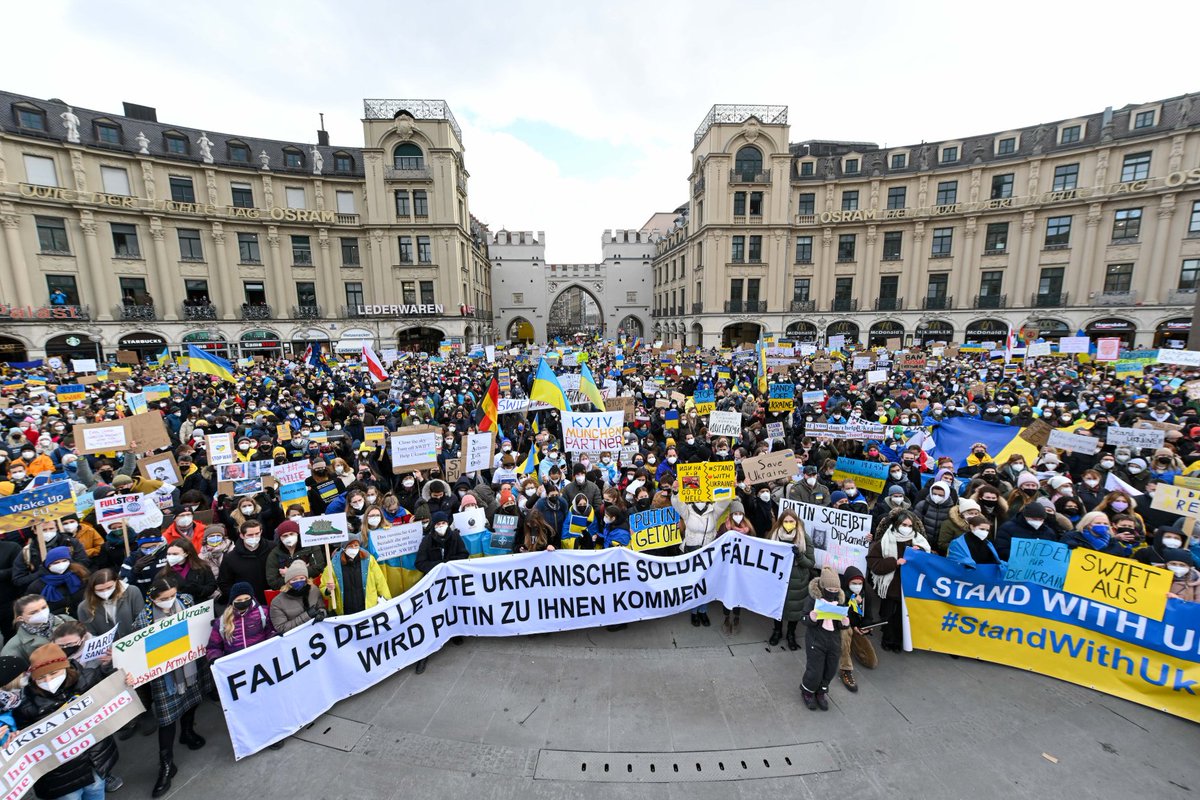 CT24zive's tweet photo. V evropských i světových městech dnes třetím dnem po sobě vyšly do ulic desetitisíce lidí, aby protestovaly proti invazi ruských sil na Ukrajinu 👇 https://t.co/PWSkIc8zsq