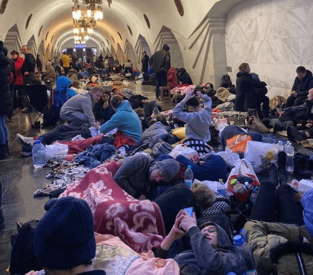 ChairOlek's tweet photo. Bomb shelter in London metro during WWII and bomb shelter in Kharkiv metro nowadays. History repeats itself. https://t.co/pGJPVOgscP