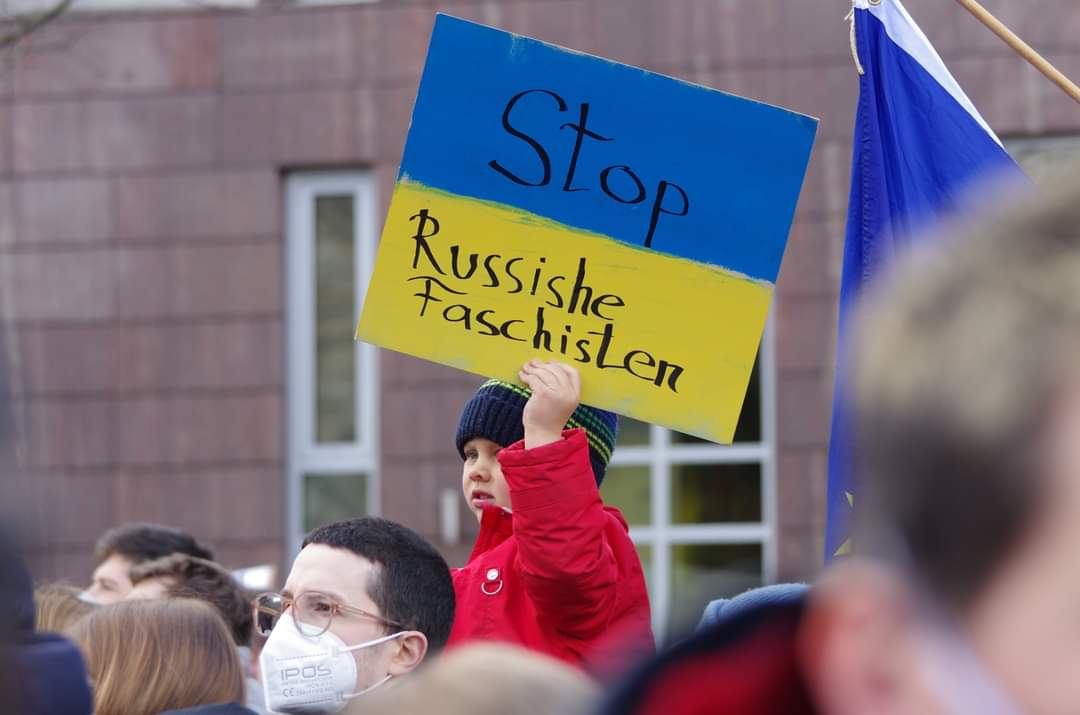 alexus_75's tweet photo. #Stuttgart #StandWithUkraine #Ukraine #WARINUKRAINE 26.02.2022 https://t.co/JkvHnllkTv