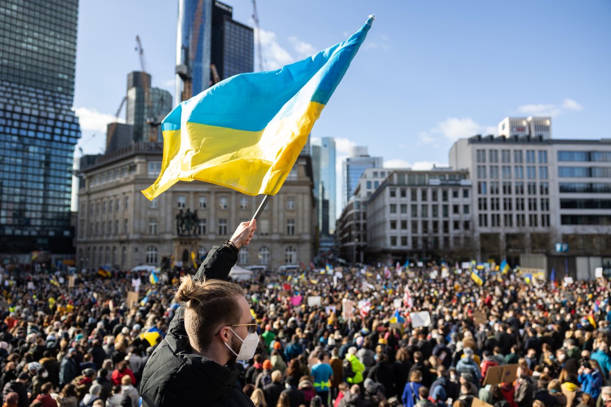 CT24zive's tweet photo. V evropských i světových městech dnes třetím dnem po sobě vyšly do ulic desetitisíce lidí, aby protestovaly proti invazi ruských sil na Ukrajinu 👇 https://t.co/PWSkIc8zsq